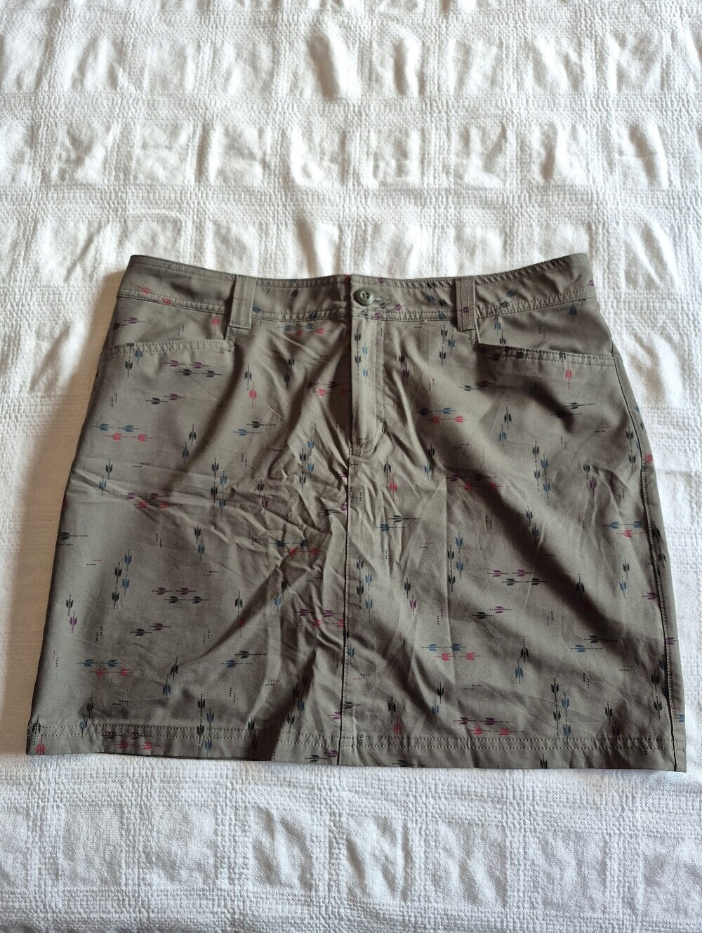 Eddie Bauer women's size 12 Adventurer 2.0 skort green with multi color design